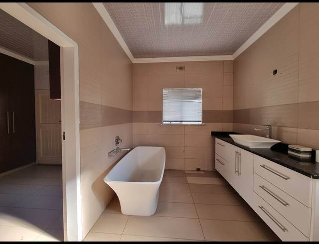 3 BEDROOM HOUSE FOR SALE IN VANDERBIJLPARK SW 1